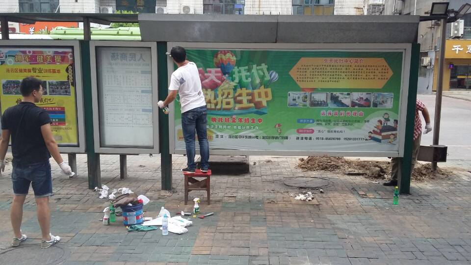 公交东部公司继续开展站亭站牌清洗活动